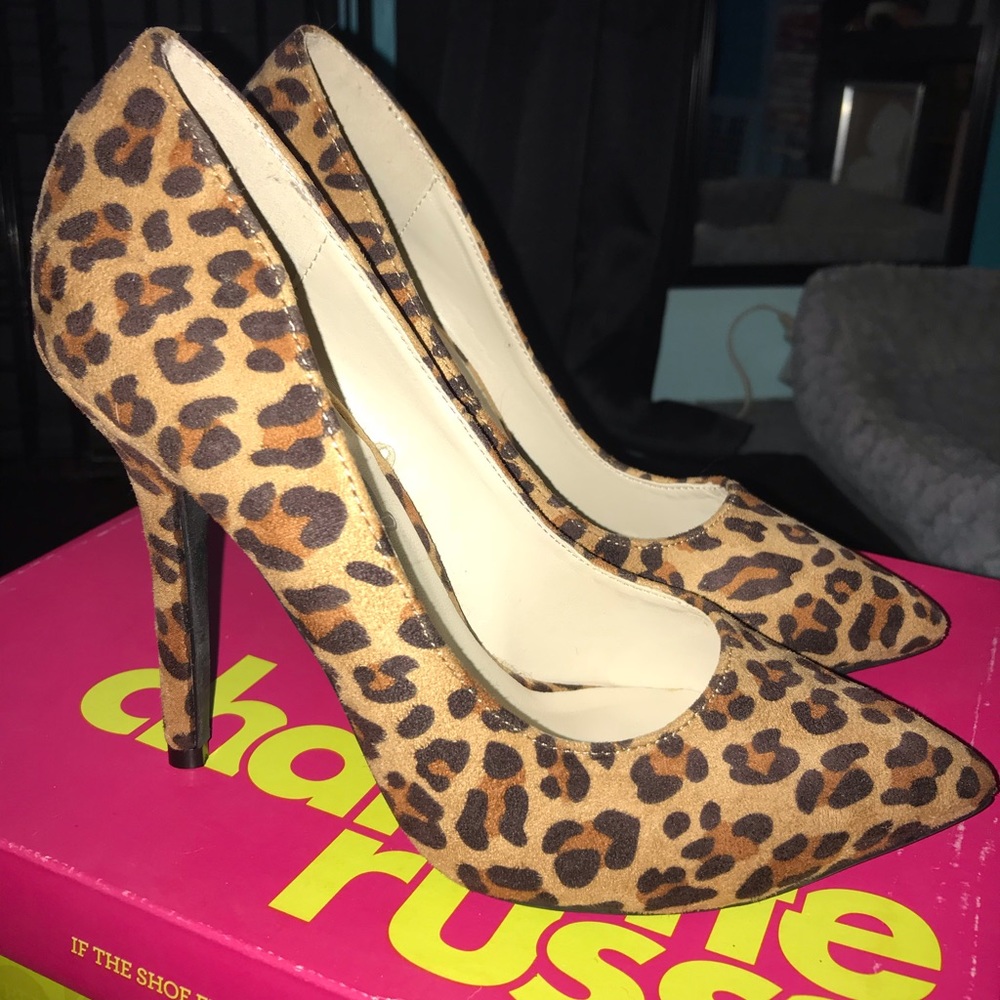 Leopard print pointed toe pumps